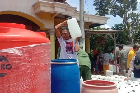 Blitar Dilanda Kekeringan, 6 Kecamatan Kesulitan Air Bersih foto beritajatim