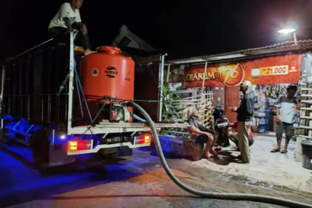 Kekeringan Ekstrem, Dropping Air ke Blitar Selatan Sampai Malam foto berita jatim