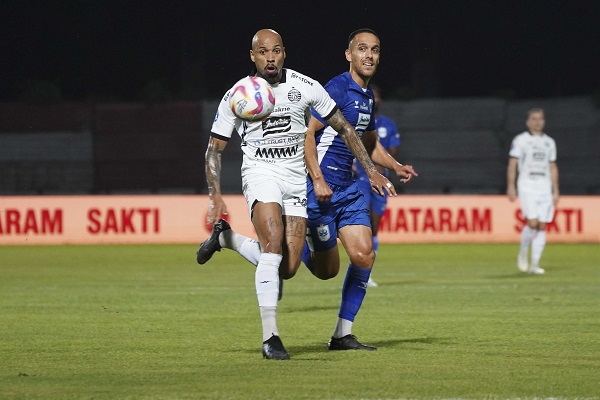 Aksi striker Persija Jakarta Gustavo Almeida dalam duel melawan PSIS Semarang di Magelang. Foto: Persija