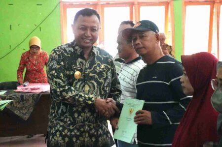 Pjs Bupati Kediri Serahkan Ratusan Sertifikat PTSL, Wujud Percepat Legalitas Hak Aset Warga Pjs Bupati Kediri Serahkan Ratusan Sertifikat PTSL