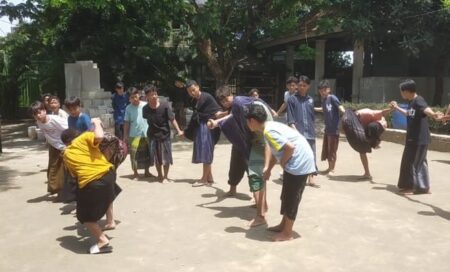 Keseruan Lomba Estafet Sarung Memperingati Hari Santri di Ponpes Al-Aqobah Jombang foto beritajatim