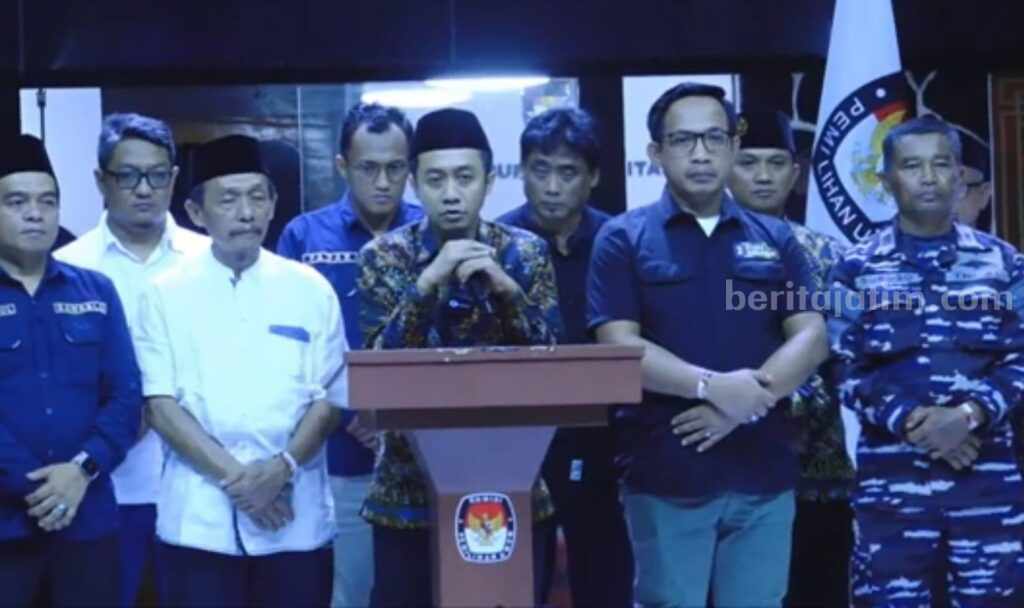 Force Majeure, KPU Pacitan Batalkan Debat Perdana Akibat Hujan Deras Tangkapan Layar saat ketua KPU Aswika Budhy Arfandy mengumumkan keputusan untuk membatalkan debat perdana didampingi perwakilan masing-masing paslon (Istimewa/beritajatim.com)