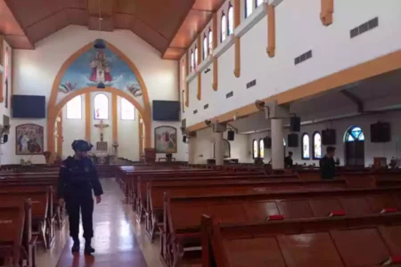 Suasana Gereja Kristus Raja Surabaya saat dilakukan pemeriksaan menyeluruh oleh aparat. (Foto: Ist)