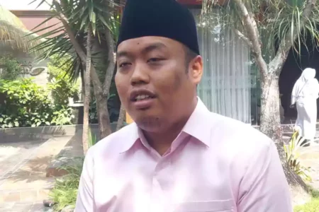 Temani Khofifah di Kampung Coklat Blitar, Ghoni: Orang Tua Kami Ya Beliau Abdul Ghoni saat menemani Khofifah di Kampung Coklat, Sabtu (12/10/2024). (Foto : Winanto/beritajatim.com)