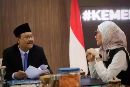 Pertemuan Menteri Sosial Saifullah Yusuf dengan Staf Khusus Presiden Bidang Sosial Angkie Yudistia.