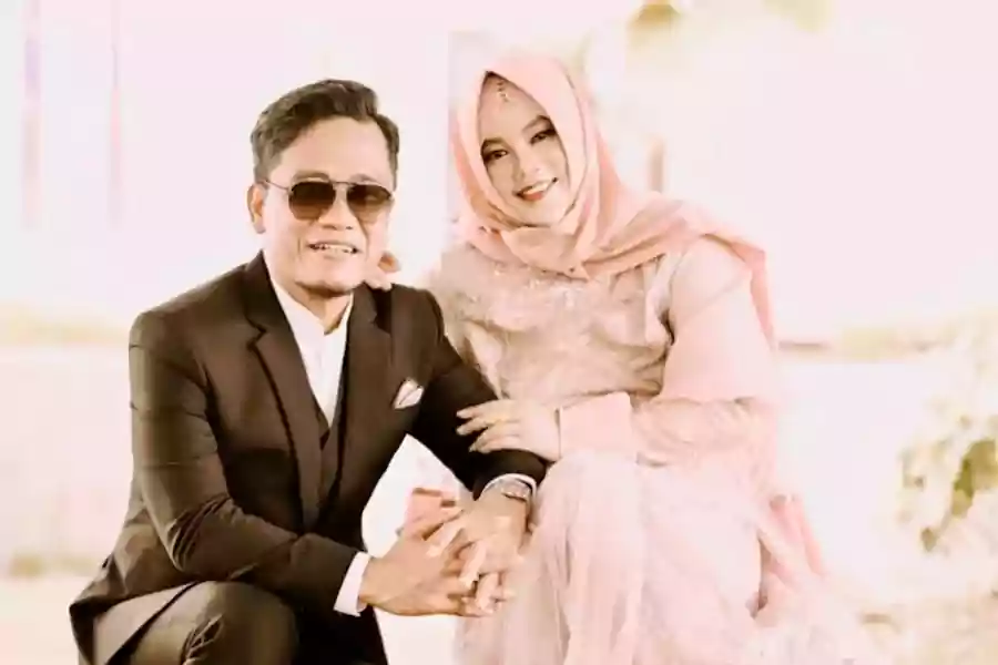 Potret Gus Miftah dan Ning Astuti. (Instagram/bunda_gus_atqi_ning_mecca_)