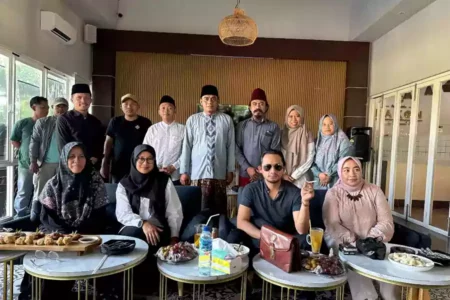 Disowani Ipuk dari Banyuwangi, Cucu Gus Miek Gus Thuba Beri Pesan Penting Ini Calon Bupati Banyuwangi nomor urut 1, Ipuk Fiestiandani saat sowan ke Ndalem Gus Thuba.