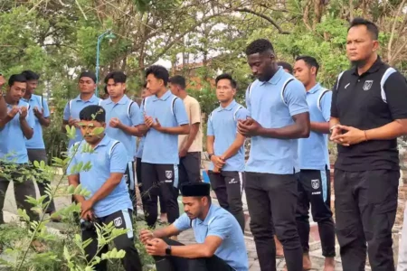 Para pemain Persela Lamongan saat berziarah ke makam Choirul Huda, Rabu (16/10/2024).