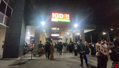 Ratusan Jamaah Shalawat di Kediri Keracunan Makanan Ringan, Begini Kondisinya! Suasana IGD RS yang dipenuhi dengan korban keracunan makanan.
