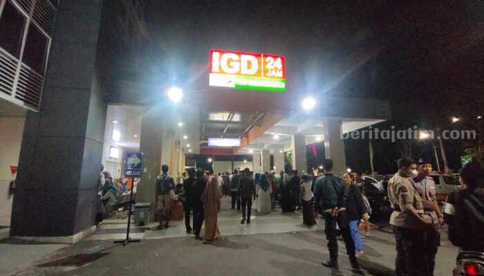 Ratusan Jamaah Shalawat di Kediri Keracunan Makanan Ringan, Begini Kondisinya! Suasana IGD RS yang dipenuhi dengan korban keracunan makanan.