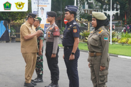 Pesan Damai Pilkada dan Gempur Rokok Ilegal Dalam Kirab Pataka Jer Basuki Mawa Beya Kota Malang Penjabat Wali Kota Malang Iwan Kurniawan menerima langsung Kirab Pataka Jer Basuki Mawa Beya (JBMB) dalam rangka memperingati Hari Jadi ke-79 Provinsi Jawa Timur