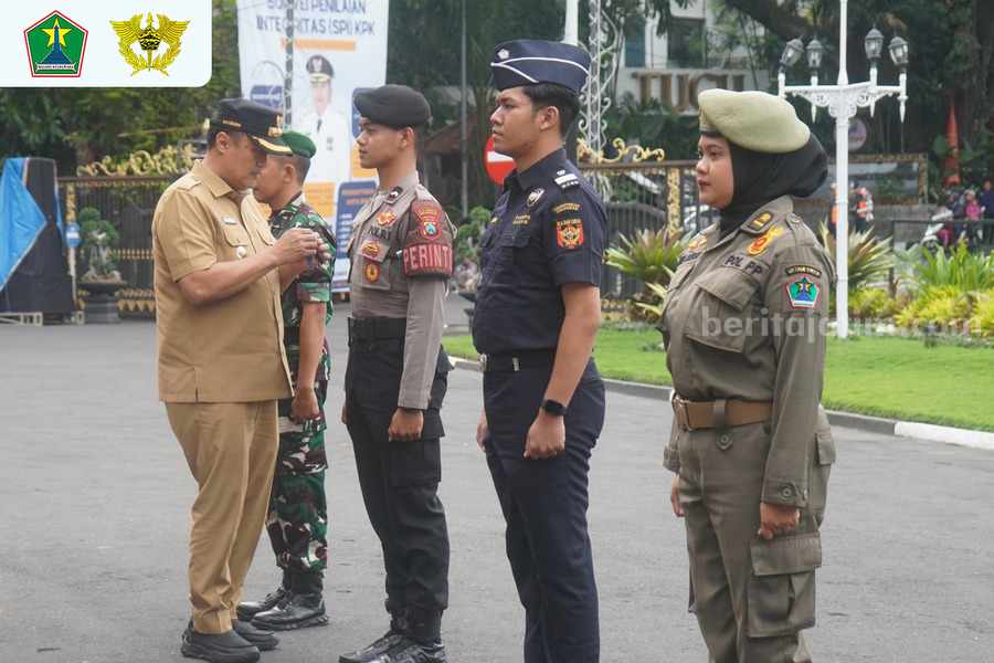 Penjabat Wali Kota Malang Iwan Kurniawan menerima langsung Kirab Pataka Jer Basuki Mawa Beya (JBMB) dalam rangka memperingati Hari Jadi ke-79 Provinsi Jawa Timur