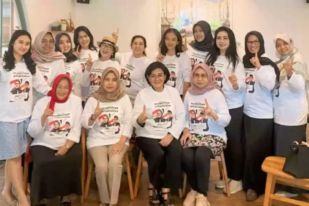 IWAPII Banyuwangi Suntik Dukungan ke Ipuk-Mujiono Komunitas wanita lintas profesi yang tergabung dalam Ikatan Wanita Pendukung Ibu Ipuk (IWAPII) Banyuwangi yakin mendukung pasangan calon bupati dan calon bupati Banyuwangi, Ipuk Fiestiandani - -Mujiono.