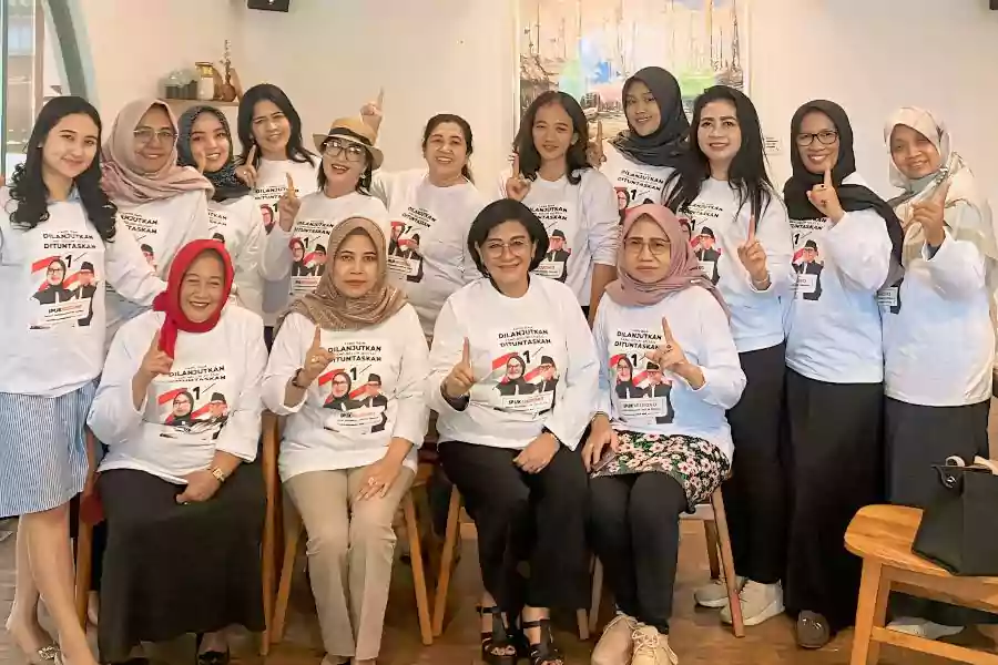IWAPII Banyuwangi Suntik Dukungan ke Ipuk-Mujiono Komunitas wanita lintas profesi yang tergabung dalam Ikatan Wanita Pendukung Ibu Ipuk (IWAPII) Banyuwangi yakin mendukung pasangan calon bupati dan calon bupati Banyuwangi, Ipuk Fiestiandani - -Mujiono.