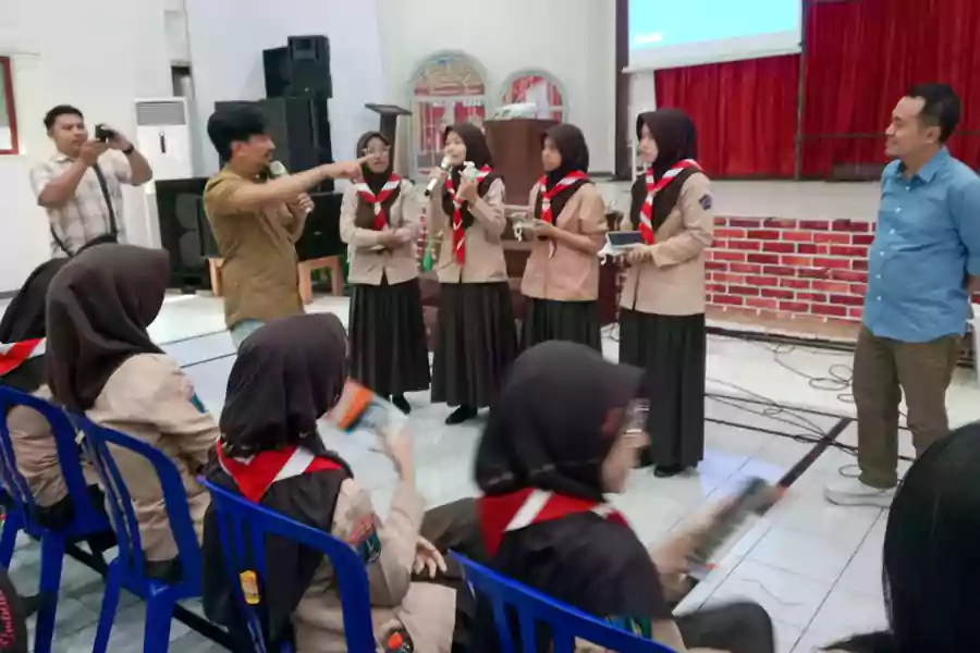 Imam Santoso dan Kukuh Rahardjo bersama para siswa SMAN 2 Bondowoso, Jumat (11/10/2024) sore. (Deni Ahmad Wijaya/Beritajatim.com)