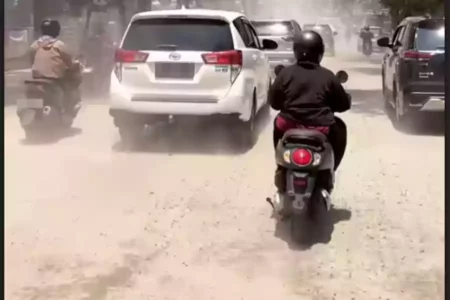 Perbaikan Jalan Mayjend Sungkono Surabaya, Warganet: Gurun Sahara Mini Tangkapan layar video Jalan Mayjend Sungkono Surabaya. (Instagram/surabayaterkini)