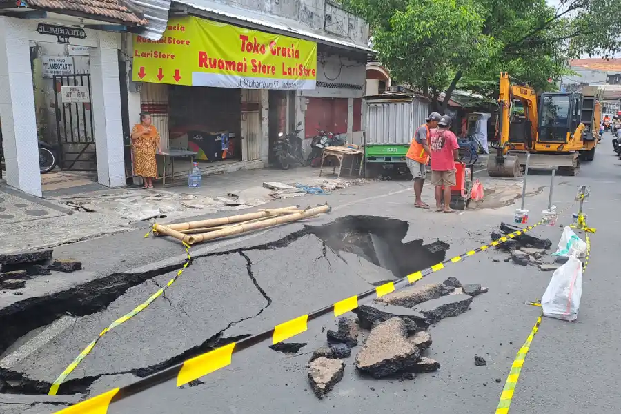 Jalan Muharto Malang Amblas, Muncul Lubang Sepanjang 9 Meter foto beritajatim