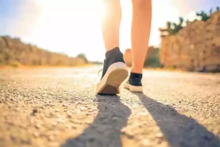 Manfaat Jalan Kaki Setiap Hari, Turunkan Berat Badan hingga Cegah Diabetes Ilustrasi jalan kaki untuk Kesehatan. (Andrea Piacquadio/pexels.com)