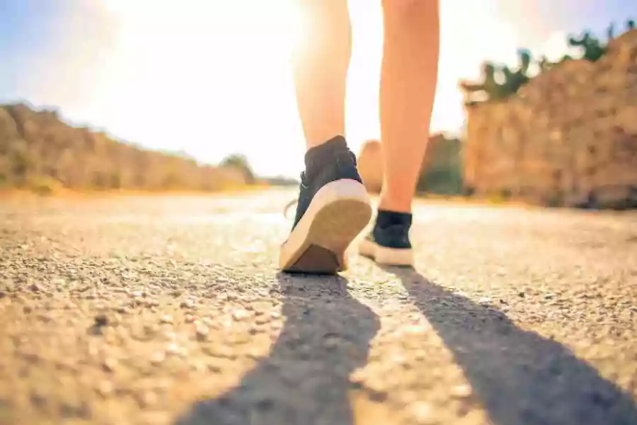 Ilustrasi jalan kaki untuk Kesehatan. (Andrea Piacquadio/pexels.com)