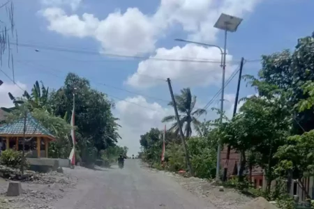 Setelah 15 Tahun Rusak Parah, Jalan di Blitar Selatan Diperbaiki Oleh Mak Rini Jalan Desa Sumberkembar Kecamatan Binangun Kabupaten Blitar, Sabtu (5/11/2024). (Foto : Winanto/Beritajatim.com)