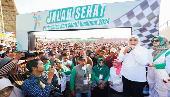 Berangkatkan Puluhan Ribu Peserta Jalan Sehat, Khofifah Diteriaki Lanjutkan!