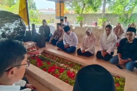 Pertama Kali Ziarah ke Makam Bung Karno, Ini Target Kaesang di Pilkada foto berita jatim