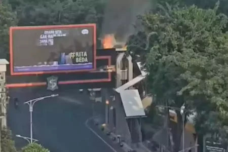 Lift JPO Jalan Pemuda Surabaya Terbakar, Tampak Api Membumbung dari Bawah hingga Atas Tangkapan layar video kebakaran lift JPO di Jalan Pemuda Surabaya, Sabtu (5/10/2024). (Instagram/surabaya.terkini)