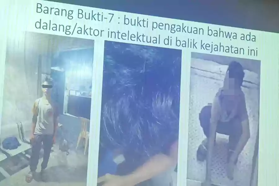 Tangkapan layar CCTV saat seorang bocah 15 tahun membakar lift Jembatan Penyebrangan Orang (JPO) di depan Mall Delta Plaza Surabaya.