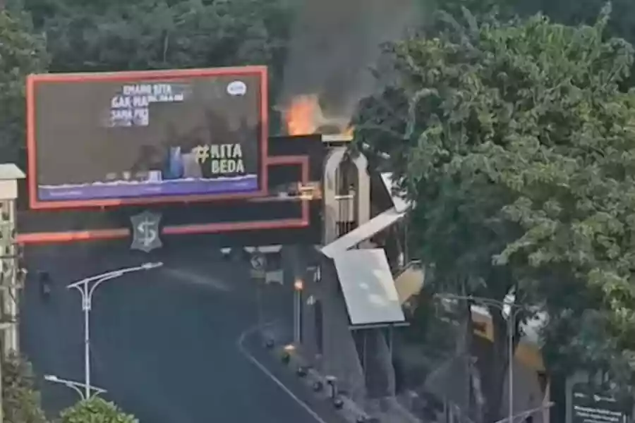 Tangkapan layar video kebakaran lift JPO di Jalan Pemuda Surabaya, Sabtu (5/10/2024). (Instagram/surabaya.terkini)