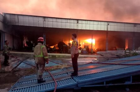 Karyawan Dengar Suara Gaduh di Atap, Ternyata Pabrik Pakan Ternak di Jombang Terbakar foto beritajatim