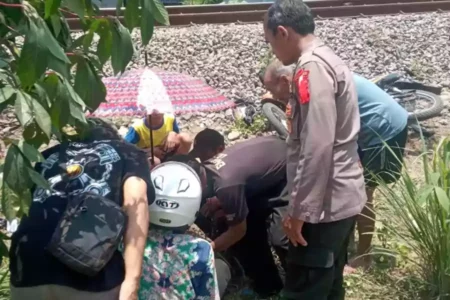 Pengendara di Blitar selamat usai terserempet kereta api, Sabtu (12/10/2024). (Foto: Winanto/Beritajatim.com)