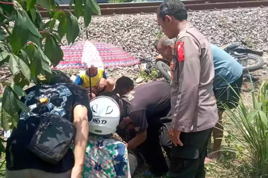 Pengendara di Blitar selamat usai terserempet kereta api, Sabtu (12/10/2024). (Foto: Winanto/Beritajatim.com)