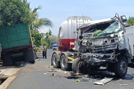 Tabrakan Trailer dan Dump Truck di Jalan Tuban-Bancar, Pengemudi Selamat foto beritajatim