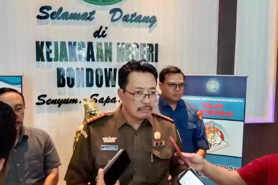 Kajari Bondowoso, Dzakiyul Fikri dalam jumpa pers di kantor Kejari setempat, Kamis (3/10/2024) sore. (Deni Ahmad Wijaya/BeritaJatim.com)