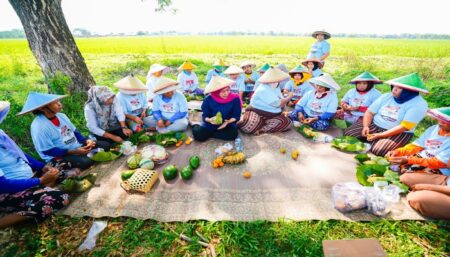 Merakyat! Khofifah Matun di Sawah dan Makan Bareng Petani Ngawi