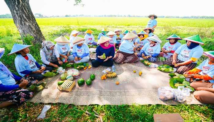 Merakyat! Khofifah Matun di Sawah dan Makan Bareng Petani Ngawi Merakyat! Khofifah Matun di Sawah dan Makan Bareng Petani Ngawi