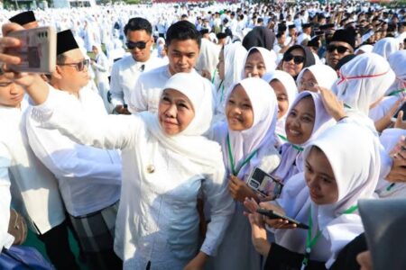 Khofifah bersama santri dan santriwati melakukan swafoto.