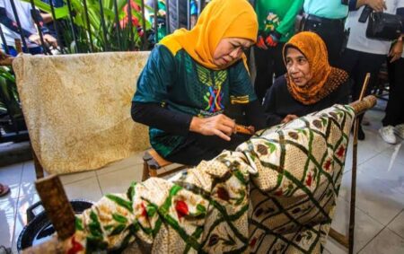 Khofifah saat belajar membatik.