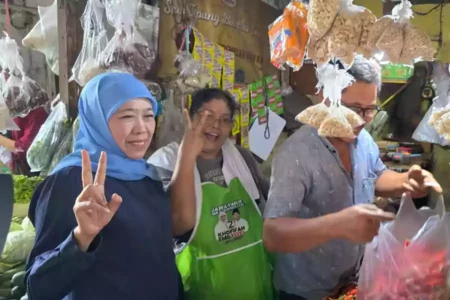 Cagub Jatim nomor urut 2, Khofifah Indar Parawansa blusukan ke Pasar Wonokromo Surabaya.