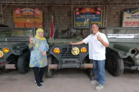 Khofifah Terkesima dengan Bengkel Modif Mobil Klasik di Sidoarjo foto berita jatim