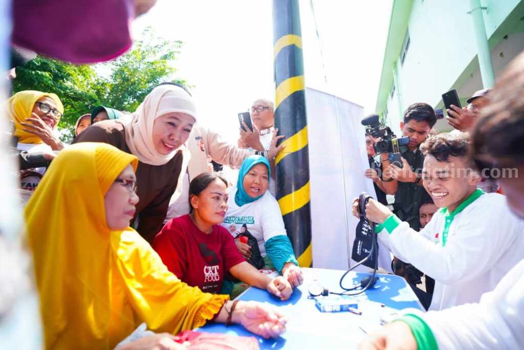 Sambang Pasar Soponyono Rungkut, Khofifah Bawa Tim Layanan Kesehatan