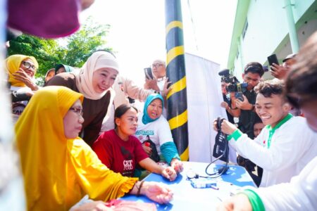 Sambang Pasar Soponyono Rungkut, Khofifah Bawa Tim Layanan Kesehatan Sambang Pasar Soponyono Rungkut, Khofifah Bawa Tim Layanan Kesehatan