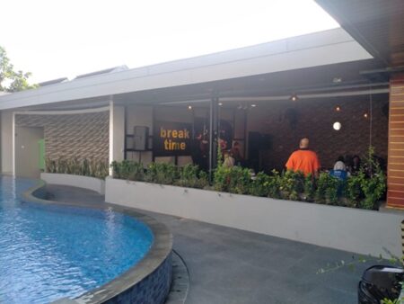 Front One Ratu Hotel Nganjuk Kini Dilengkapi Kolam Renang dan Kafe Outdoor Standar Bintang 3 foto beritajatim