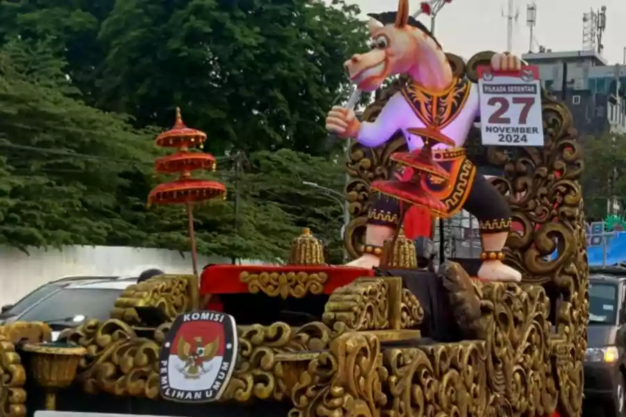 Puncak kirab maskot KPU se-Jatim di Surabaya.