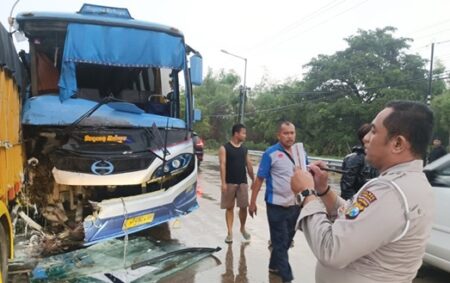 Bus Sugeng Rahayu Picu Kecelakaan Beruntun di Jombang foto beritajatim