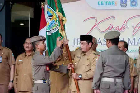 Pataka Jer Basuki Mawa Bea 2024 Tiba di Lamongan Plt. Bupati Lamongan, Abdul Rouf secara resmi menerima Pataka Jer Basuki Mawa Bea (JBMB) tahun 2024 dari tim pembawa bendera pataka Kabupaten Tuban, di Depan Kantor Pemerintah Kabupaten Lamongan, Senin (7/10/2024) sore.