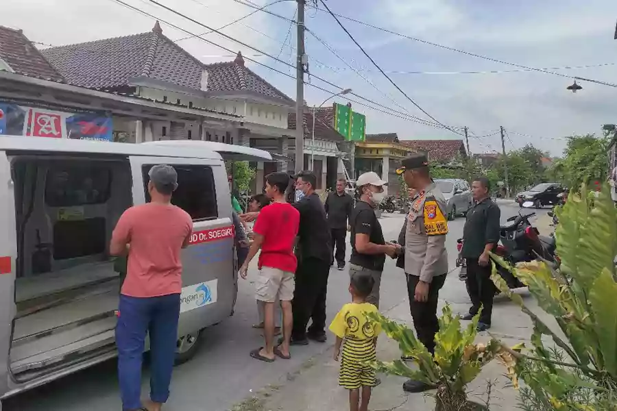 Kapolsek Lamongan dan beberapa warga berada di depan rumah korban, Kamis (3/10/2024).