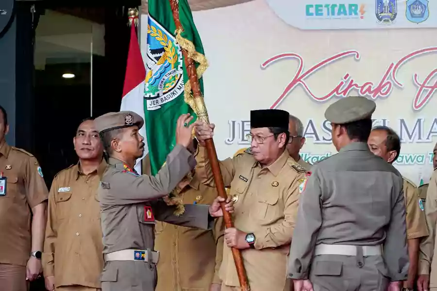 Pataka Jer Basuki Mawa Bea 2024 Tiba di Lamongan Plt. Bupati Lamongan, Abdul Rouf secara resmi menerima Pataka Jer Basuki Mawa Bea (JBMB) tahun 2024 dari tim pembawa bendera pataka Kabupaten Tuban, di Depan Kantor Pemerintah Kabupaten Lamongan, Senin (7/10/2024) sore.