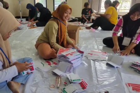 KPU Kota Blitar Jadi yang Pertama Sortir Lipat Surat Suara di Jatim foto berita jatim