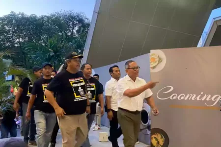 Massa pendukung kotak kosong yang mengancam bubarkan debat publik Pilwalkot Surabaya.